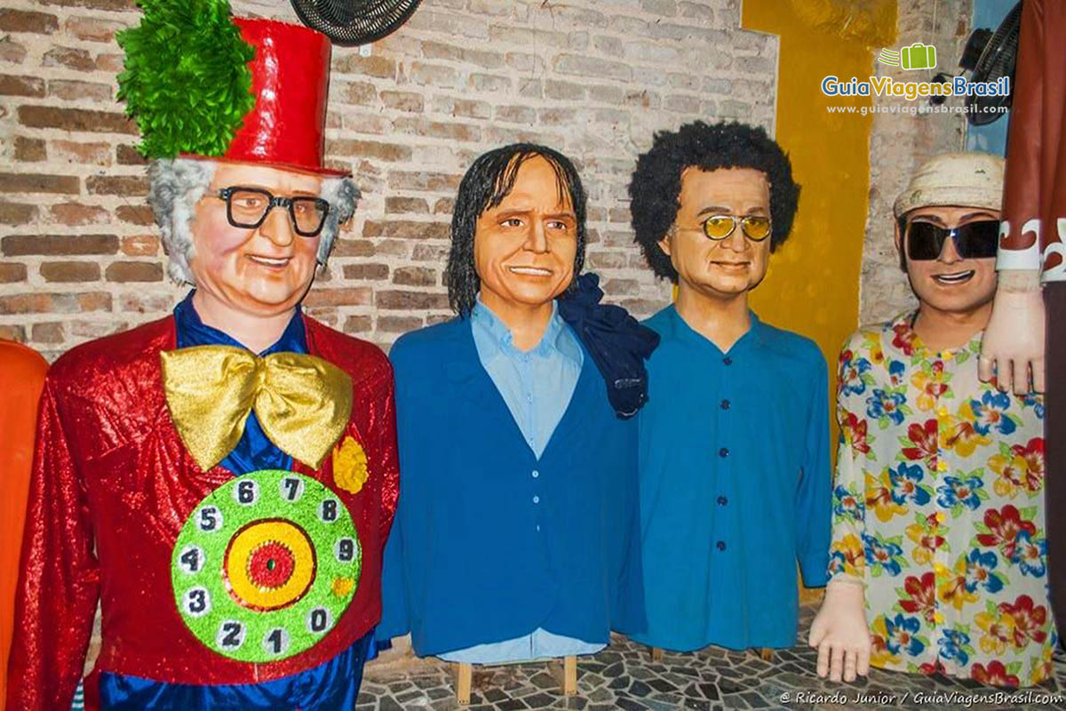 A Embaixada dos Bonecos Gigantes fica na Rua do Bom Jesus em Recife e exibe mais de 50 bonecos do carnaval representando personalidades da cultura nacional.